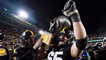 Late stops let No. 19 Iowa beat Minnesota 27-22, keep Floyd