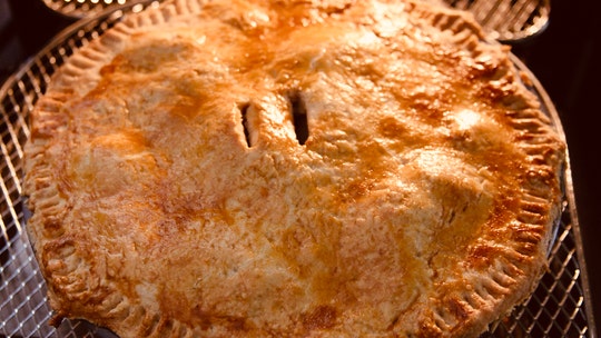 Easy air fryer apple pie recipe for Thanksgiving