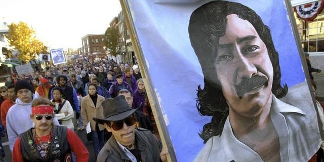   22 नवंबर, 2001 को, मास, प्लायमाउथ में राष्ट्रीय शोक दिवस के लिए एक परेड के दौरान, मार्च करने वालों ने एक कैद अमेरिकी भारतीय, लियोनार्ड बेल्डियर का एक बड़ा चित्र लिया।  थैंक्सगिविंग डे 2021 पर, न्यू इंग्लैंड राष्ट्रीय शोक दिवस मनाने के लिए इकट्ठा हो सकता है।