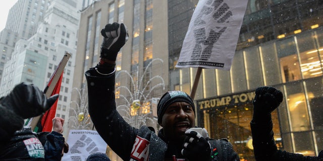 Hawk Newsome (C) dirige un chant lors d'une manifestation Black Lives Matter devant la Trump Tower à New York, États-Unis, le 14 janvier 2017. 