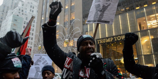 Hawk Newsome (C) dirige un chant lors d'une manifestation Black Lives Matter devant la Trump Tower à New York, États-Unis, le 14 janvier 2017.
