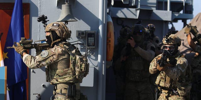 اعضای تیم عملیات ویژه گارد ملی قبرس و نیروی دریایی ایالات متحده در یک آموزش نظامی مشترک در لیماسول، قبرس، 10 سپتامبر 2021 شرکت کردند. رویترز/یانیس کورتوگلو