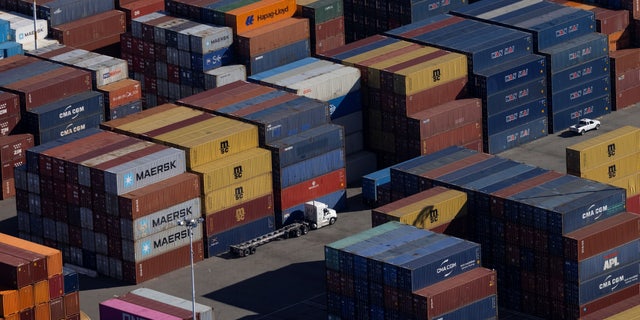 Se ven contenedores de envío en la terminal de contenedores del puerto de Oakland, California, Estados Unidos, el 28 de octubre de 2021. REUTERS / Carlos Barria