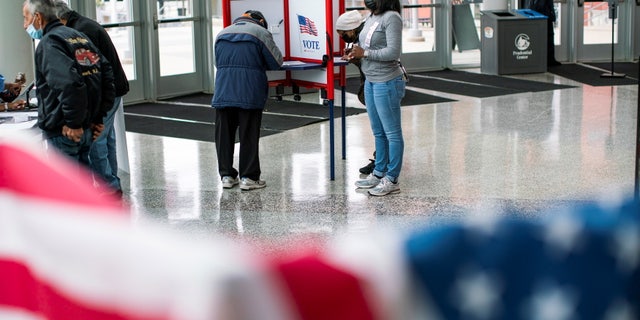People fill their ballots in privacy booths during the gubernatorial election in Newark, New Jersey, VS, November 2, 2021. REUTERS/Eduardo Munoz
