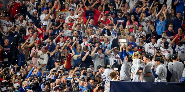nov 2, 2021; Houston, Texas, Estados Unidos; The Atlanta Braves celebrate with their fans after defeating the Houston Astros during game six to win the 2021 World Series at Minute Maid Park. Mandatory Credit: Jerome Miron-USA TODAY Sports TPX IMAGES OF THE DAY