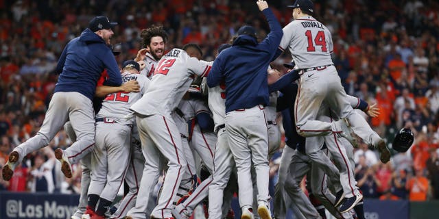 nov 2, 2021; Houston, TX, Estados Unidos; Atlanta Braves players celebrate after defeating the Houston Astros in game six of the 2021 World Series at Minute Maid Park. Mandatory Credit: Troy Taormina-USA TODAY Sports