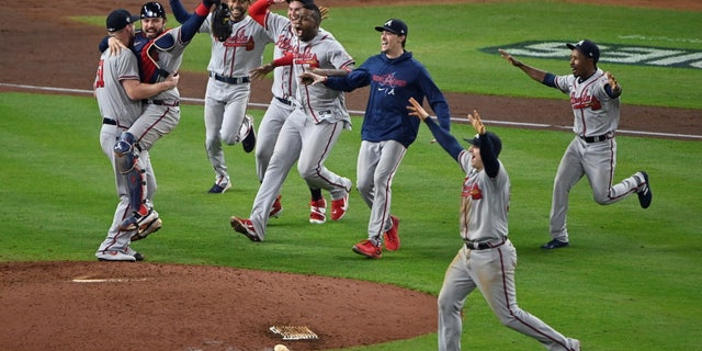 nov 2, 2021; Houston, Texas, Estados Unidos; Atlanta Braves players celebrate on the field after defeating the Houston Astros during game six of the 2021 World Series at Minute Maid Park. Mandatory Credit: Jerome Miron-USA TODAY Sports TPX IMAGES OF THE DAY