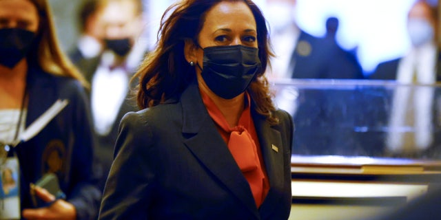 U.S. Vice President Kamala Harris arrives to preside over a procedural vote on the John Lewis Voter Rights legislation at the U.S. Capitol in Washington, 我ら. 11月 3, 2021. REUTERS/Jonathan Ernst