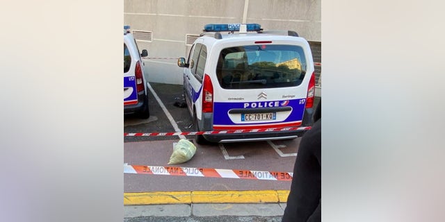 2021 年 11 月 8 日，在法国戛纳，警察局看到一辆警车，据报道，一名警察在被刀刺伤后受伤。推特 / ECiotti / 通过路透社