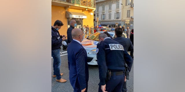 Le député français Eric Ciotti visite le poste de police où, selon des informations, un responsable de la police a été blessé après avoir été poignardé avec un couteau, à Cannes, France, le 8 novembre 2021. Twitter/ECiotti/via REUTERS