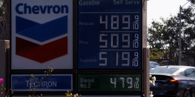 Gas prices grow along with inflation as this sign at a gas station shows in Carlsbad, California, U.S. November, 9, 2021.  REUTERS/Mike Blake