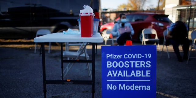 A sign informs potential patients that "Pfizer COVID-19 Boosters Available, No Moderna" at a coronavirus disease vaccine clinic at La Colaborativa, in Chelsea, マサチューセッツ, 我ら。, 11月 9, 2021.    REUTERS/Brian Snyder