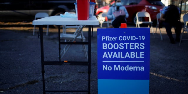 A sign informs potential patients that "Pfizer COVID-19 Boosters Available, No Moderna" at a coronavirus disease vaccine clinic at La Colaborativa, in Chelsea, マサチューセッツ, 我ら。, 11月 9, 2021. REUTERS/Brian Snyder