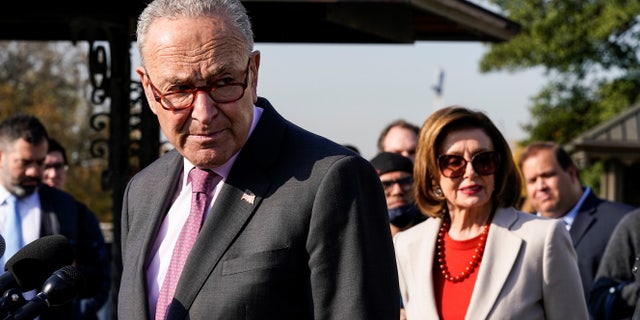 El líder de la mayoría del Senado de EE. UU., Chuck Schumer (D-NY), la presidenta de la Cámara de Representantes, Nancy Pelosi (D-CA), y los demócratas del Congreso discuten la Ley de Reconstrucción Mejor y las inversiones climáticas en una conferencia de prensa en el Capitolio de los Estados Unidos en Washington, Estados Unidos, el 11 de noviembre. 17 de diciembre de 2021.