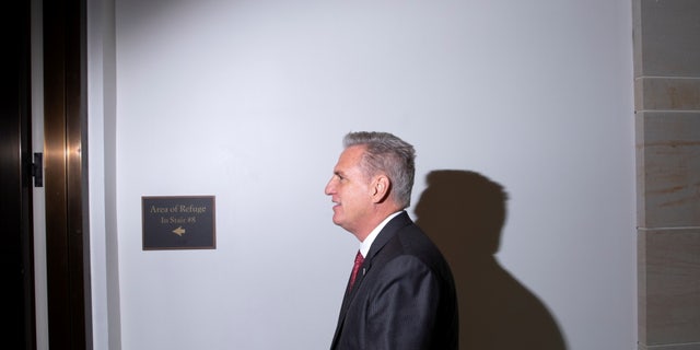 Il leader della minoranza della Camera Kevin McCarthy (R-CA) walks to his office following a weekly news conference at the U.S. Campidoglio di Washington, NOI., novembre 18, 2021. REUTERS/Tom Brenner