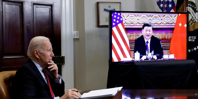 档案照片: U.S. President Joe Biden speaks virtually with Chinese leader Xi Jinping from the White House in Washington, 我们. 十一月 15, 2021.