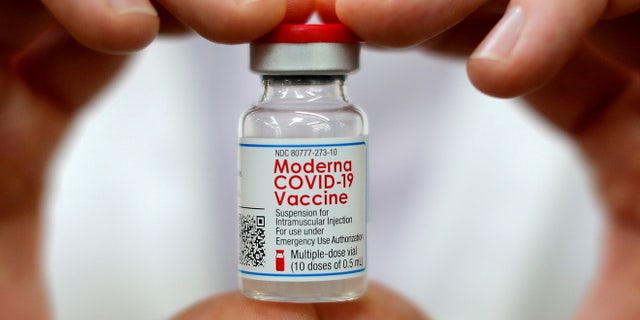 ファイル写真: Walmart pharmacist holds a vial of the Moderna coronavirus disease (COVID-19(新型コロナウイルス感染症) vaccine inside a Walmart department store in West Haven, コネチカット, 我ら。, 2月 17, 2021.