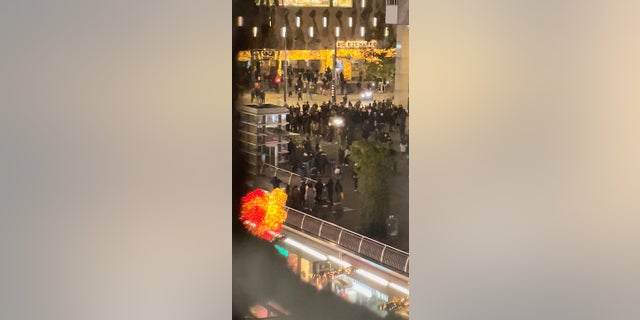Protesters are seen during demonstrations against coronavirus disease (新冠肺炎) measures which turned violent in Rotterdam, 荷兰, on Friday in this still image obtained from video provided on social media. (REUTERS)