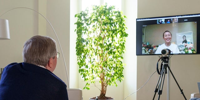 IOC President Thomas Bach speaks with Chinese tennis player Peng Shuai via video call on Sunday, 11月. 21, 2021. 