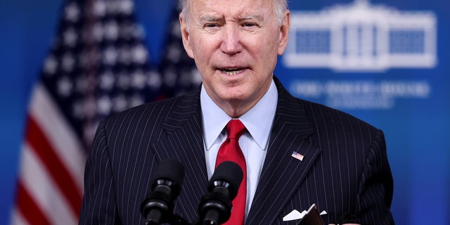 El presidente estadounidense Joe Biden habla en el auditorio South Courtyard del edificio de oficinas ejecutivas Eisenhower en la Casa Blanca en Washington, Estados Unidos, el 23 de noviembre de 2021. REUTERS / Evelyn Hockstein