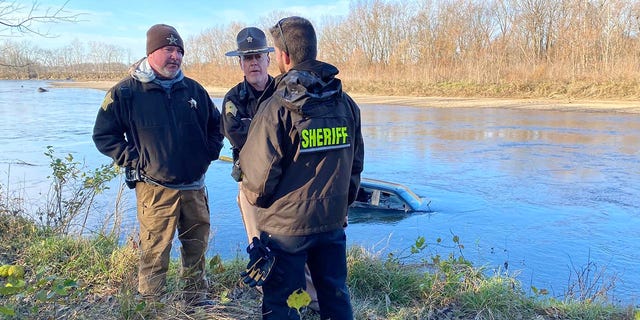 Le personnel de plusieurs agences a immédiatement lancé des recherches au sol et dans les rivières le long de la rivière White pour retrouver Emma Sweet.