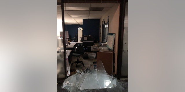 Portland city print shop window smashed (信用: Portland Police Bureau)