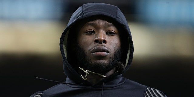 Alvin Kamara (41) of the New Orleans Saints warms up prior to the start of an NFL game against the Tampa Bay Buccaneers at Caesars Superdome on Oct. 31, 2021, in New Orleans, ルイジアナ.
