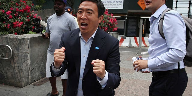 Then-New York City mayoral hopeful Andrew Yang greets commuters while campaigning outside the 96th Street subway station on primary election day in Manhattan in New York City, 纽约, 我们。, 六月 22, 2021. 
