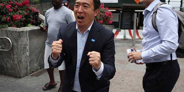 Then-New York City mayoral hopeful Andrew Yang greets commuters while campaigning outside the 96th Street subway station on primary election day in Manhattan in New York City, Nueva York, NOSOTROS., junio 22, 2021.