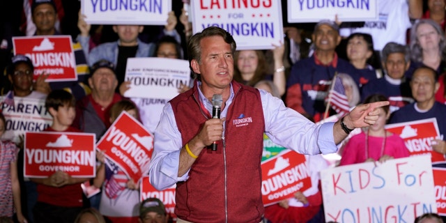 Republican gubernatorial candidate Glenn Youngkin gestures during a rally in Glen Allen, Va., Saterdag, Okt.. 23, 2021. Youngkin will face Democrat Terry McAuliffe in the November election. (AP Foto / Steve Helber)