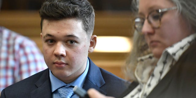 Kyle Rittenhouse waits for his motion hearing to begin with one of his attorneys, Natalie Wisco, at the Kenosha County Courthouse in Kenosha, Wisconsin, in this Oct. 25, 2021, file di foto.
