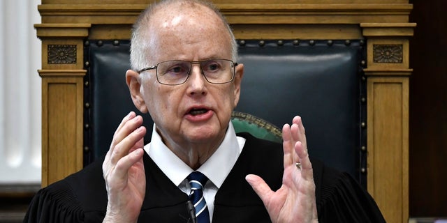 Circuit Court Judge Bruce Schroeder addresses the jury pool at the start of jury selection on the first day of trial for Kyle Rittenhouse in Kenosha, 威斯。, Circuit Court Monday Nov. 1, 2021. 里顿豪斯被控在基诺沙抗议警察暴行期间杀死两人并打伤三分之一, 去年. (Sean Krajacic / The Kenosha News via AP, 泳池)