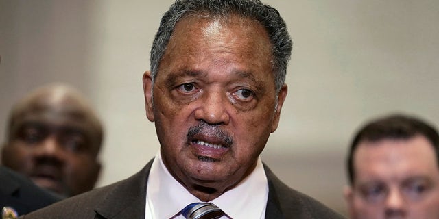 El Rev. Jesse Jackson speaks during a news conference after the verdict was read in the trial of former Minneapolis police Officer Derek Chauvin, martes, abril 20, 2021, en Minneapolis. (AP Photo/John Minchillo, Archivo)