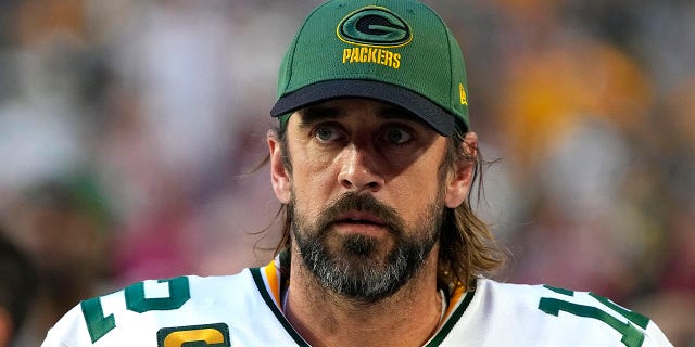 Green Bay Packers quarterback Aaron Rodgers under den första halvan av en NFL fotbollsmatch mot Arizona Cardinals, torsdagen okt.  28, 2021, i Glendale, Arizona.