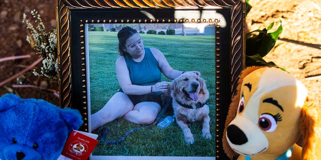 A photography of Tina Tintor, 23, and her dog is placed at a makeshift memorial site to honor them at South Rainbow Boulevard and Spring Valley Parkway, 木曜日に, 11月. 4, 2021, ラスベガスで. Tintor and her dog were killed when Raiders wide receiver Henry Ruggs, accused of DUI, slammed into the rear of Tintor's vehicle. 