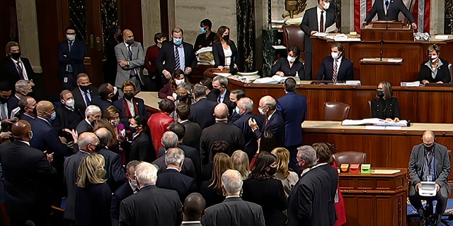 In this image from House Television, House Speaker Nancy Pelosi of Calif., joins other Democratic members on the House floor late Friday, nov. 5, 2021, en Washington, as the House approves a $ 1 trillion package of road and other infrastructure projects after Democrats resolved a months-long standoff between progressives and moderates, notching a victory that President Joe Biden and his party had become increasingly anxious to claim.