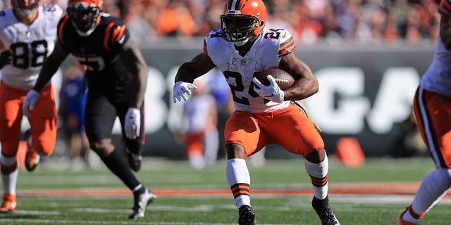 Cleveland Browns' Nick Chubb (24) runs during the first half of an NFL football game against the Cincinnati Bengals, Sunday, Nov. 7, 2021, in Cincinnati.