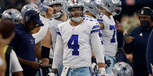 Dallas Cowboys quarterback Dak Prescott (4) stands on the sideline watching play against the Denver Broncos in the second half of an NFL football game in Arlington, Texas, domingo, nov. 7, 2021.