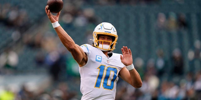 로스앤젤레스 차저스(Los Angeles Chargers) 저스틴 허버트(Justin Herbert)가 2021년 11월 7일 일요일 필라델피아에서 열린 필라델피아 이글스(Philadelphia Eagles)와의 NFL 축구 경기 전에 준비하고 있습니다.