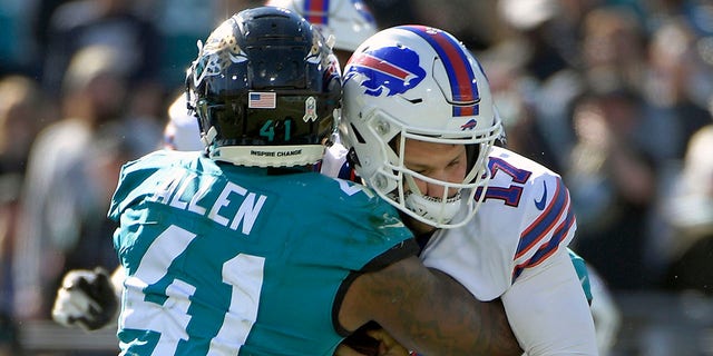 Il quarterback dei Jacksonville Jaguars Josh Allen (41) saccheggia il quarterback dei Buffalo Bills Josh Allen (17) durante la prima metà di una partita di calcio della NFL, domenica 7 novembre 2021, a Jacksonville, in Florida.  (Foto AP/Phelan M. Ebenhack)