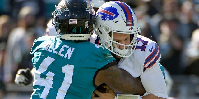 Le quart-arrière des Jacksonville Jaguars Josh Allen (41 ans) limoge le quart-arrière des Buffalo Bills Josh Allen (17 ans) au cours de la première moitié d'un match de football de la NFL, le dimanche 7 novembre 2021, à Jacksonville, en Floride.  (Photo AP/Phelan M. Ebenhack)