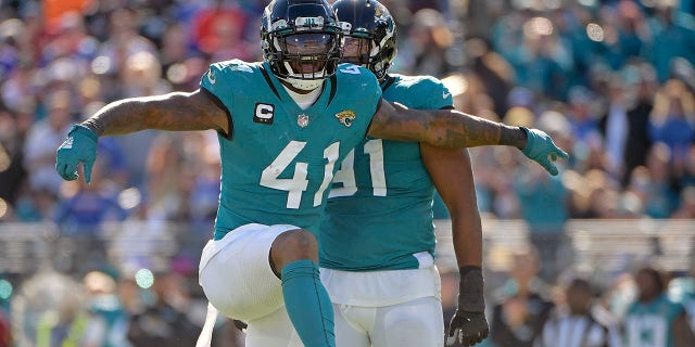 El apoyador de los Jacksonville Jaguars, Josh Allen (41), despidió al mariscal de campo de los Buffalo Pills, Josh Allen, en la primera mitad del partido de fútbol americano de la NFL el domingo 7 de noviembre de 2021 en Jacksonville, Florida.