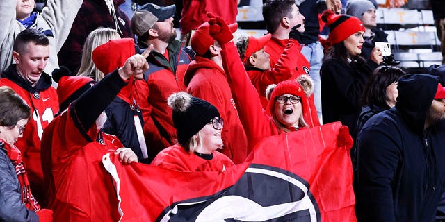 格鲁吉亚球迷庆祝他们的 41-17 周六在 NCAA 大学橄榄球比赛中战胜田纳西州, 十一月. 13, 2021, 在诺克斯维尔, 天恩.