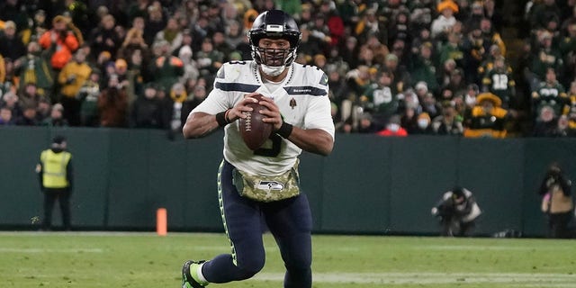 Seattle Seahawks' Russell Wilson scrambles during the second half of an NFL football game against the Green Bay Packers Sunday, 11月. 14, 2021, in Green Bay, Wis.