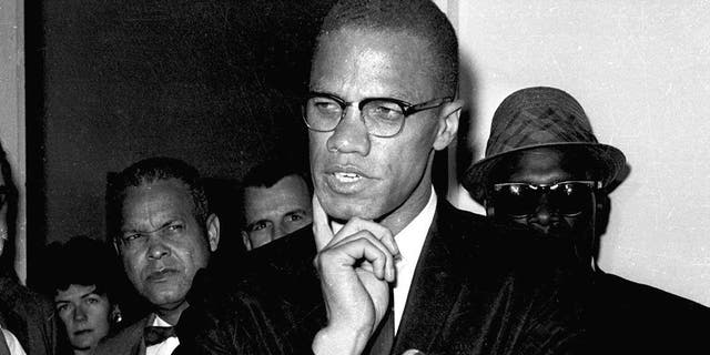 FILE - Malcolm X speaks to reporters in Washington, D.C., Maggio 16, 1963. Two of the three men convicted in the assassination of Malcolm X are set to be cleared Thursday, Nov. 18, 2021, after insisting on their innocence since the 1965 killing of one of the United States' most formidable fighters for civil rights, Manhattan's top prosecutor said Wednesday, Nov. 21, 2021. (Foto AP, File)
