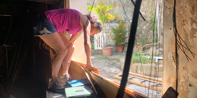 Emilie montre comment elle s'est échappée de son domicile lors d'un incendie après des émeutes à Pointe-à-Pitre, en Guadeloupe, le dimanche 21 novembre 2021. Les autorités françaises envoient des forces spéciales de police sur l'île caribéenne de Guadeloupe, un territoire français d'outre-mer, alors que les manifestations contre les restrictions liées au COVID-19 ont dégénéré en émeutes. À Pointe-à-Pitre, la plus grande zone urbaine de l'île, des affrontements ont fait trois blessés, dont une femme de 80 ans qui a été touchée par une balle alors qu'elle se trouvait sur son balcon. Un pompier et un policier ont également été blessés et plusieurs magasins ont été pillés là-bas et dans d'autres villes. (AP Photo/Élodie Soupama)