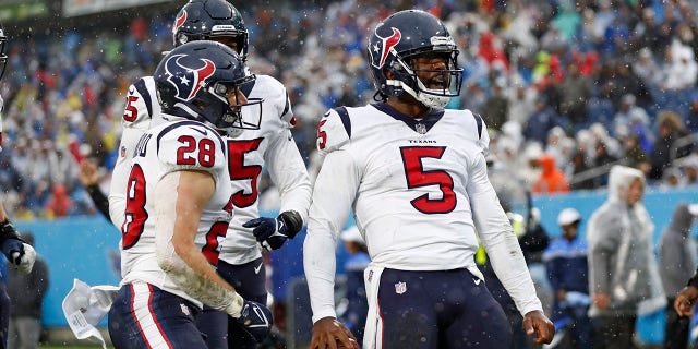 Le quart-arrière des Houston Texans Tyrod Taylor (5) célèbre après avoir marqué un touché contre les Titans du Tennessee le 21 novembre 2021 à Nashville, Tennessee.