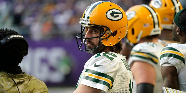 Green Bay Packers quarterback Aaron Rodgers (12) stands on the sideline during the second half of an NFL football game against the Minnesota Vikings, domingo, nov. 21, 2021, en Minneapolis.