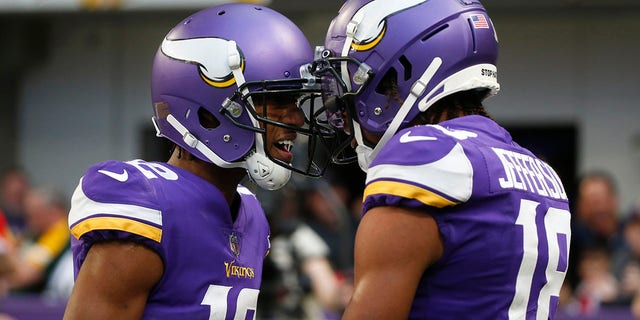 O recebedor branco do Minnesota Vikings, Justin Jefferson (18), comemorou com seu companheiro de equipe Dede Westbrook (12) ao receber um passe para touchdown de 23 jardas no segundo tempo contra o Green Bay Packers no domingo, 21 de novembro de 2021 em Minneapolis.