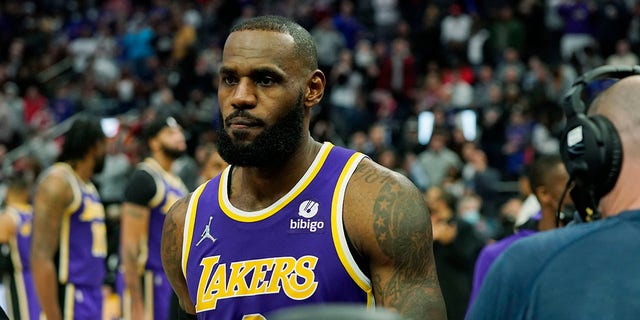 Los Angeles Lakers forward LeBron James is ejected after fouling Detroit Pistons center Isaiah Stewart during the second half of an NBA basketball game, Sondag, Nov.. 21, 2021, in Detroit.